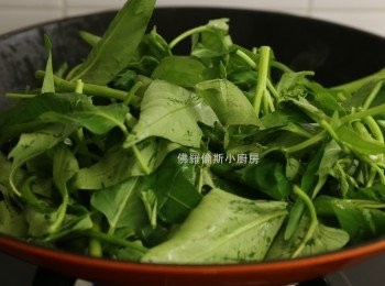 step3: - 加入通菜快炒即時再將腐乳溶加入快炒