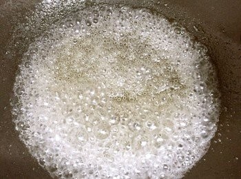 step4: 熬糖時要不斷用鍋鏟攪拌，直到粘稠，鍋鏟攪拌感覺到有阻力。