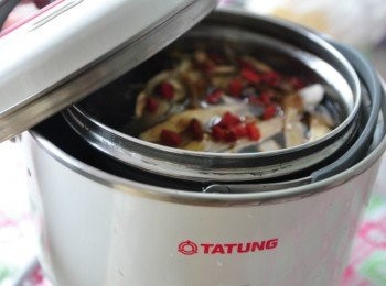 step3: 蓋上鍋蓋，是的!就是這麼簡單，有了大同小電鍋後，我更愛燉湯了，小巧的符合小家庭的需求，也能輕鬆燉煮美味!