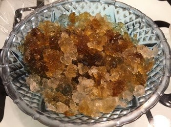 step1: 桃膠必須要臨食前一天浸水，然後把變軟身桃膠用溫水過三次，把雜質丶污糟取走。