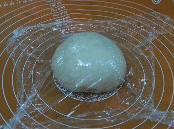 step3: 在工作枱上灑少量麵粉把麵團搓揉至表面光滑（約6分鐘）然後蓋上保鮮膜讓麵團鬆弛5分鐘。