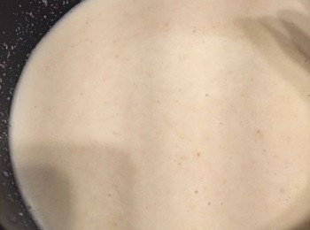 step4: 用籂隔走腰果顆粒，腰果露倒入鍋中，慢火，加糖煮滾至稠身。