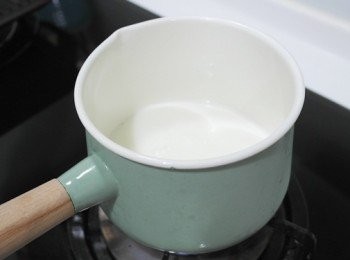 step4: 另外取一鍋倒入牛奶及砂糖以中小火慢慢融化砂糖，加入香草精煮至溫熱狀態即可關火。