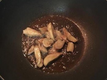 step2: 鍋內放麻油將薑煎香。