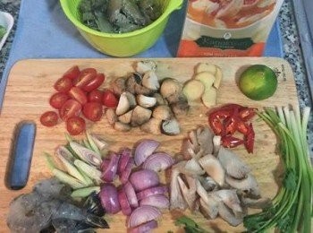 step1: 蝦洗淨去殼留尾巴，殼保留做湯底，蝦子從背後剖開去泥腸。紅蔥頭可不切也可對切或切厚片；薑切片；小蕃茄對切；辣椒斜切；香茅斜切；草菇對切；秀珍菇如較大朵就略切成適當大小。如有刺芫荽就切段，沒有就用蔥和香菜替代，ㄧ樣也是切段即可。