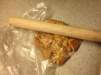 step1: 消化餅放入保鮮袋，用碌壓碎