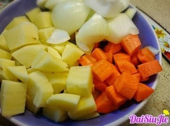 step1: 洋蔥切塊。薯仔切大粒(2cm cube)，甘荀切小塊(1cm cube)。