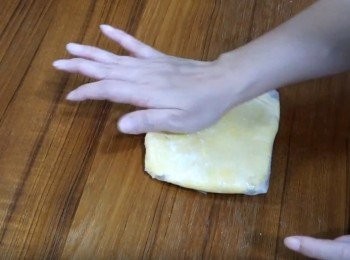 step3: 將完成步驟2取出放於保鮮模上，壓整成圓型或方型，
然後放冷藏鬆弛約30分鐘方便後續操作