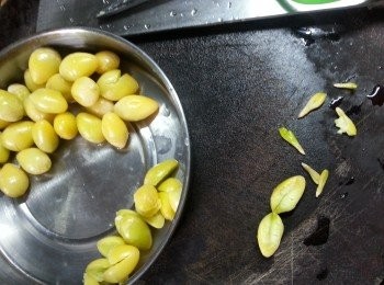 step4: 切開一半去除中間苦芯待用