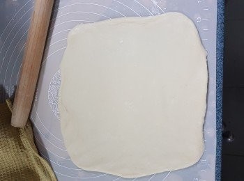 step18: 將其中一個粉糰用麵棍搓出同糯米飯一樣長度的薄片