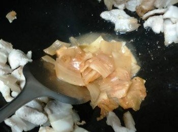 step4: 倒入泡菜爆香，炒勻