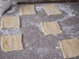 step1: 自將麵糰擀成1厘米薄，出六個手掌般大的正方形