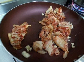 step2: 下少許香油爆香蒜後再炒香泡菜，