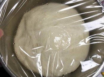 step1: 將牛油切較小片，將<span class="group_1">批底材料</span>混合搓勻，再加入搓至光滑(不用起筋)，將麵糰放入不锈碗內，蓋上保鮮紙發酵至兩倍大，大約需時50分鐘；(如冬天，可用鍋煲少量水，關火，放入蒸架，將放有麵糰的不锈碗放上蒸架上，不用蓋上蓋，等待發酵