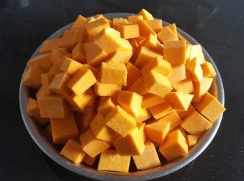 step1: 南瓜去皮切粒