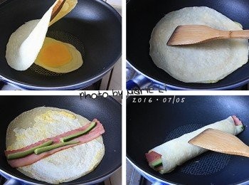 step5: 煎好蛋餅皮的平底鍋我沒再另外添加油
直接在鍋中打進一顆蛋，用鍋鏟將蛋黃戳破
然後在雞蛋上面蓋上一片蛋餅皮
用輕拍的方式將餅皮底下的雞蛋推開
一下子的時間，雞蛋就跟鍋子分手轉而緊貼著蛋餅皮了
翻面後，有雞蛋的那面朝上
放進一片培根和適量的小黃瓜條在蛋餅上
慢慢地將蛋餅皮捲起來
依照自己喜愛的口感決定餅皮要煎的時間長短