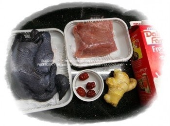 step1: 烏雞去淨內臟，切去頭、頸及尾部，切半，洗淨，汆水。