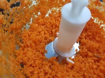 step1: 先將洋蔥甘筍切碎。