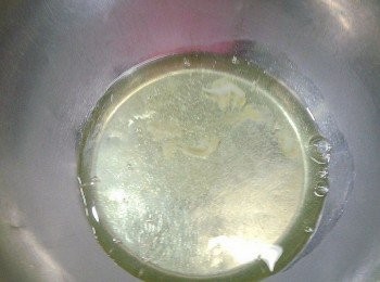 step3: 取一個乾淨的盆子,用餐巾紙完全擦乾淨後,將蛋白倒入開最大速打發. （這邊要隔冰水打發）