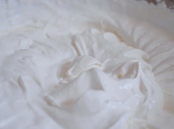 step3: 在另一碗內，用電動打蛋器打發淡忌廉
，打至濕性發泡（需打約5分鐘），打至六七成挺身