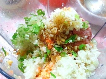 step2: 2、再將全部的材料倒在一起混合。