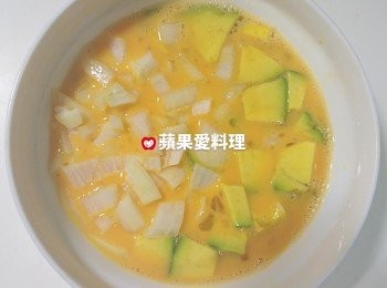 step1: 蛋打成蛋液，放入酪梨塊和洋葱碎，淋入醬油，拌勻。