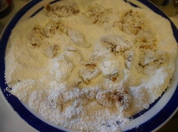 step3: *沾裹木薯粉。