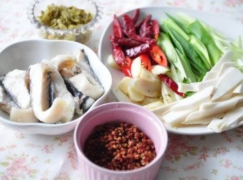 step2: 備料:鱘魚鮮以薑片及蔥段少許米酒<span class="group_2">川燙</span>煮熟，另外將其他備料切片切段切片準備好