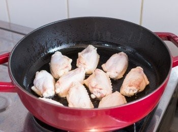 step5: <a href="https://bit.ly/3zHU5V3" target="_blank" data-keyword="雞翼" class="guide-link"><strong>雞翼</strong></a> <span style="display:inline-block;vertical-align:middle;margin-top:-3px;color:initial;border-radius:3px;padding:2px 3px;font-size:12px;line-height:14px;background:#87d300;color:#fff;">即買</span> 醃好後，煮食前拌入 1 茶匙生油。以中大火燒熱鍋子，加少許油，油熱後放入<a href="https://bit.ly/3zHU5V3" target="_blank" data-keyword="雞翼" class="guide-link"><strong>雞翼</strong></a> <span style="display:inline-block;vertical-align:middle;margin-top:-3px;color:initial;border-radius:3px;padding:2px 3px;font-size:12px;line-height:14px;background:#87d300;color:#fff;">即買</span> 每面煎 1 – 2 分鐘至表面金黃色，加入 1 湯匙清水後蓋住，轉到小火煮 2 分鐘，打開蓋把<a href="https://bit.ly/3zHU5V3" target="_blank" data-keyword="雞翼" class="guide-link"><strong>雞翼</strong></a> <span style="display:inline-block;vertical-align:middle;margin-top:-3px;color:initial;border-radius:3px;padding:2px 3px;font-size:12px;line-height:14px;background:#87d300;color:#fff;">即買</span> 翻面後再加入 1 湯匙清水，再蓋住多煮 2 分鐘，開蓋煮至<a href="https://bit.ly/3zHU5V3" target="_blank" data-keyword="雞翼" class="guide-link"><strong>雞翼</strong></a> <span style="display:inline-block;vertical-align:middle;margin-top:-3px;color:initial;border-radius:3px;padding:2px 3px;font-size:12px;line-height:14px;background:#87d300;color:#fff;">即買</span> 乾身熟透即可盛起備用。