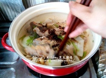 step5: 再加入芹菜莖 , 豬骨 , 沙爹醬 , 花生碎及八角拌勻炒數分鐘