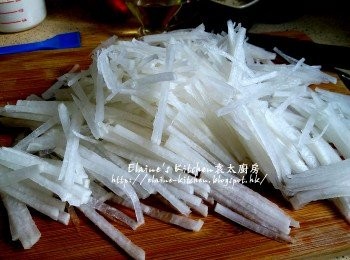 step1: 白蘿蔔去皮切成幼條 , 蝦米浸水10分鐘至軟身(浸蝦米水留起)