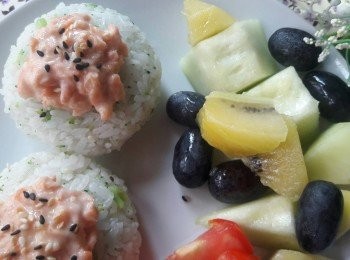 step9: 把青花菜飯取適量份量揉成圓型 , 把拌好的芥末美乃滋鮭魚放到飯糰上 , 灑上芝麻 , 再加入水果和蕃茄片即可