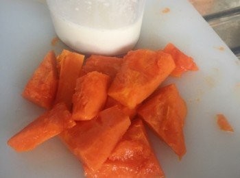 step2: 將糖霜先加入攪拌器內，再倒入牛奶及木瓜後開始攪拌至均勻及木瓜全溶合。