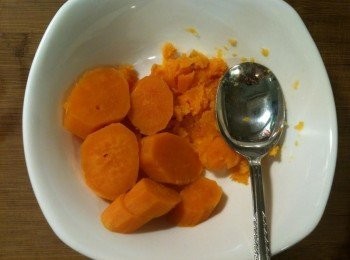 step2: 取出一個碗，將蒸熟的地瓜放入，用湯匙壓成泥。