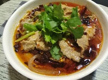 step2: 拿少量芹菜及芫茜，連芽菜炒熟放入大碗中。新鑊倒下辣/花椒油再加適量油爆香薑絲和一半蒜蓉，倒入辣豆瓣醬炒香，加入清水及雞湯倒入剩餘調味料(生抽,糖,紹興酒,辣豆瓣醬,胡椒粉)煮滾，放入粉皮煮至軟身撈起放入大碗