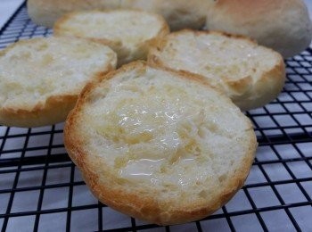 step1: 每個餐包切開一半, 包面噴水,放入已預熱焗爐 200度焗 10分鐘或金黃色,取出後, 抺上牛油、練奶即成