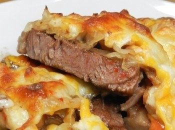 step6: 頂級牛排搭配上韓國泡菜與起司，真的很好吃!!!!!!看看牛排的切面，厚度絕對超過1公分！這頂級的牛排越嚼越甜越香，沒多久盤子就光光囉!!!