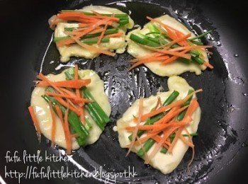 step2: 燒熱油，先倒粉漿煎出小餅形狀。