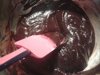 step1: 先預熱烤箱180度c。將巧克力150克切成小塊，與奶油放入碗內，用隔水加熱法把材料完全溶化