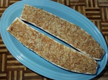 step2: 茄子平放碟子上,於表面灑上少許鹽,蒜蓉,鹹魚蓉撈勻,之後均勻舖上茄子上面