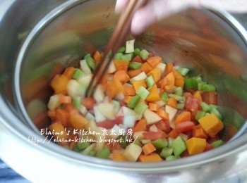 step4: 再逐一加入薯仔粒 , 甘旬粒 , 南瓜粒及西芹粒拌勻