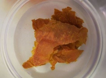 step5: - 把乾透的南瓜撕出，放入攪拌機打成粉即可