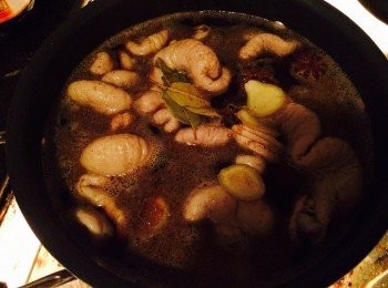 step5: 盛一鍋涼水，水多放一些，放入大腸，加入攪拌好的<span class="group_2">調料汁</span>，香葉，八角薑片，大火燒開，轉小火慢鹵一個半小時，讓鹵水入味。