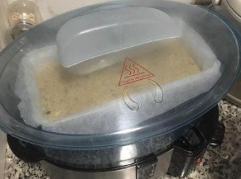 step15: 入蒸籠，蒸45-50分鐘，可用筷子叉入看是否有沾黏，如筷子很乾淨就表示鹹甜粿已蒸好。（蒸籠蓋最好是有出氣孔，溫度更穩定）；另外也應避免年糕滴到水蒸氣，可以用擰乾的紗布將蓋子包起來。