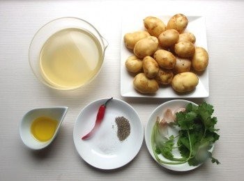 step1: 準備材料。將迷你馬鈴薯清洗乾淨,不需削皮。