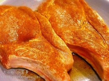 step1: 先用生抽及喼汁塗抹豬胺，再在每邊均勻灑上甜椒粉，醃過夜。