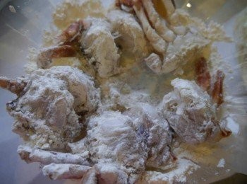 step7: *螃蟹洗淨擦乾水分，蟹肉露出處裹上麵粉。