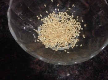 step2: 白芝麻放入平底鈑鍋爆香後備用。