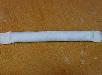 step6: 由下捲上，再用手指壓平左右邊開口。