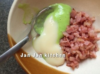 step2: 醬料及水與煙肉混合。